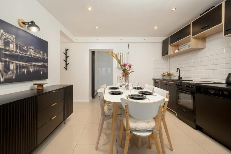 Przestronne Studio Przy Rynku we Wrocławiu z Klimatyzacją i Wanną by Noclegi Renters - image 11