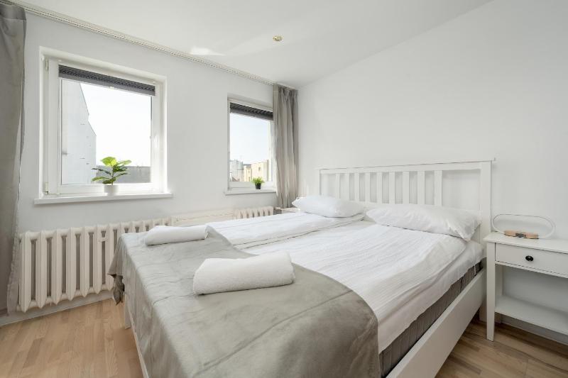 Przestronne Studio Przy Rynku we Wrocławiu z Klimatyzacją i Wanną by Noclegi Renters - image 9
