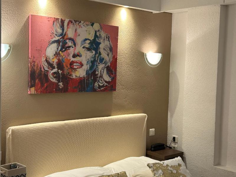 Small Double Room image 4