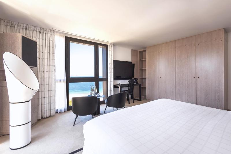 Deluxe Double Room with Sea View image 3