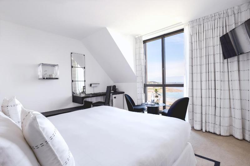 Double Room with Sea View image 1