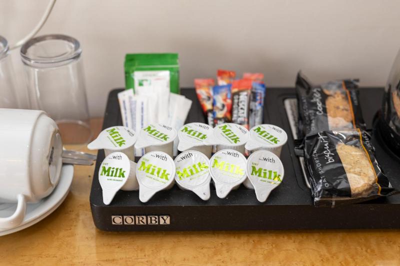 King Room with Roll-In Shower - Disability Access image 3