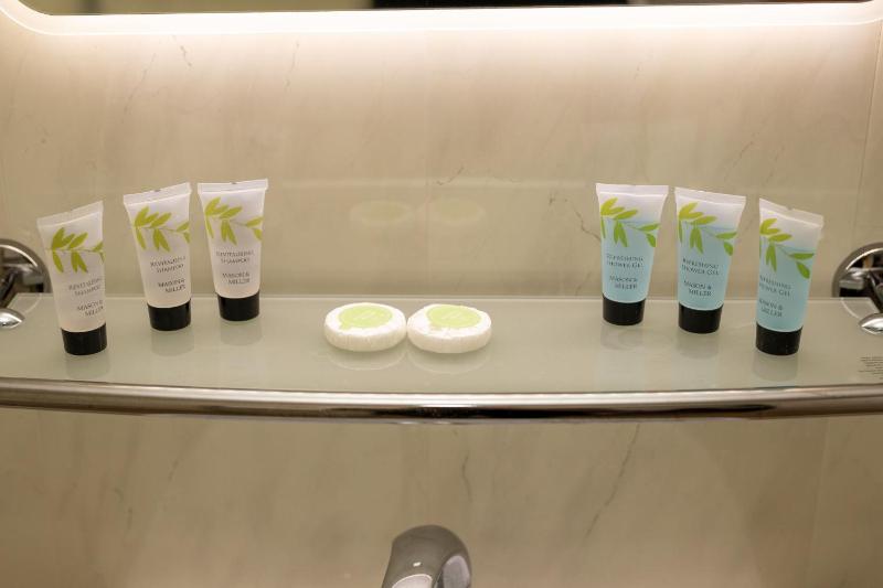 King Room with Roll-In Shower - Disability Access image 2