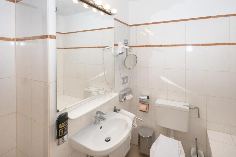 Economy Twin Room - Basement image 3