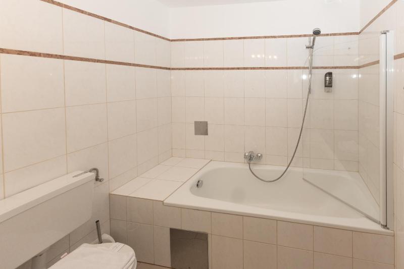 Economy Twin Room - Basement image 2