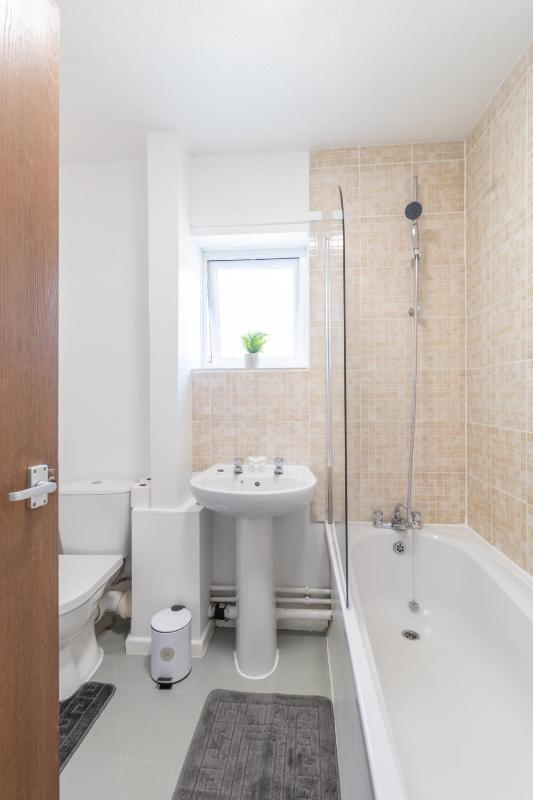 Open Mind Property - 4 Beds 2 Bathrooms & Parking - image 6