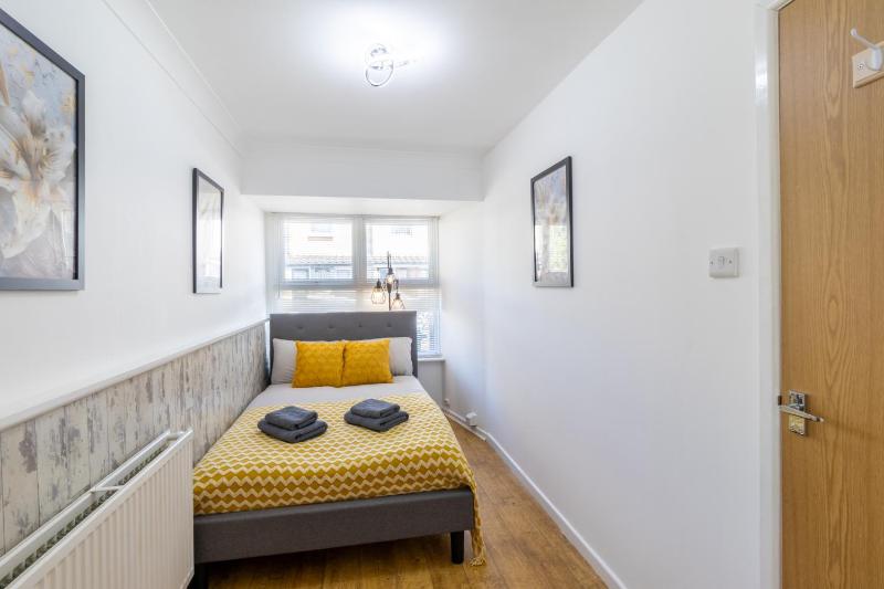 Open Mind Property - 4 Beds 2 Bathrooms & Parking - image 10