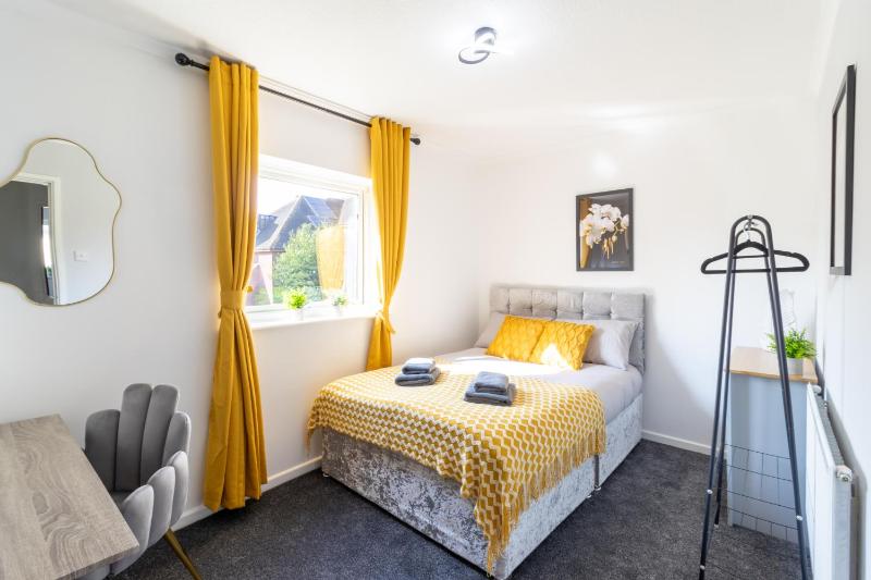 Open Mind Property - 4 Beds 2 Bathrooms & Parking - image 1