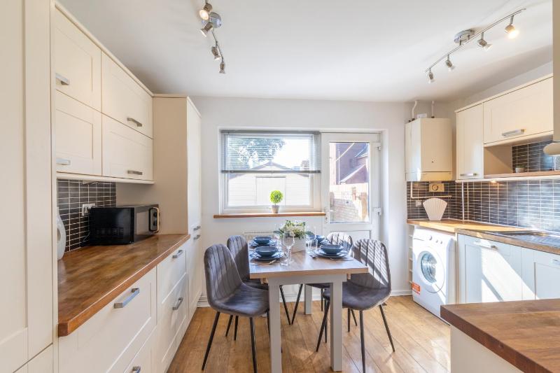 Open Mind Property - 4 Beds 2 Bathrooms & Parking - image 5