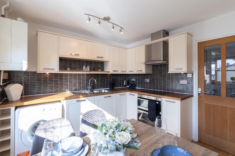 Open Mind Property - 4 Beds 2 Bathrooms & Parking - image 7