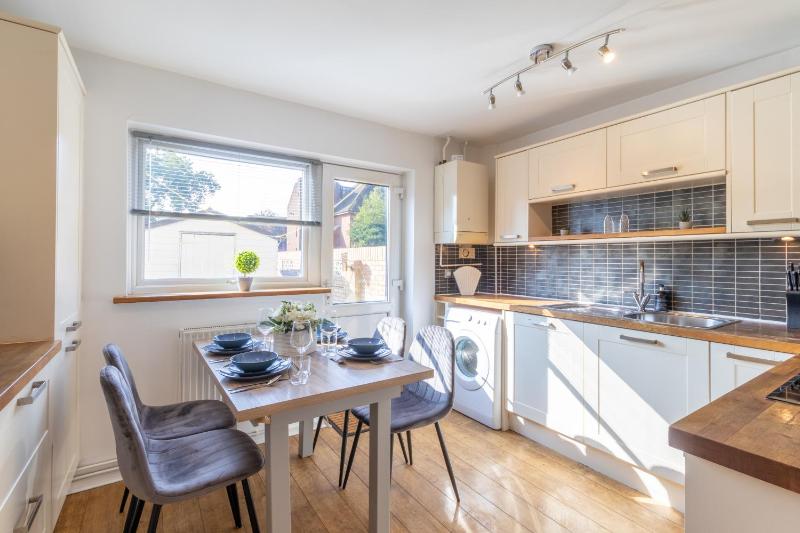 Open Mind Property - 4 Beds 2 Bathrooms & Parking - image 11