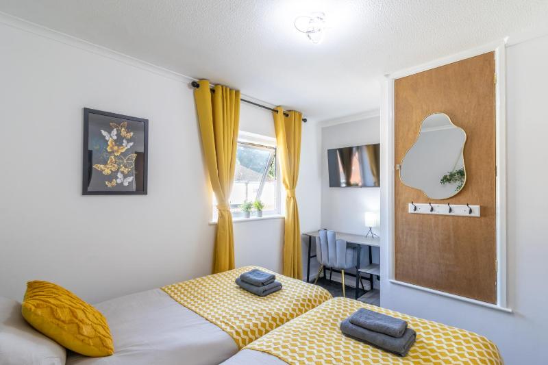 Open Mind Property - 4 Beds 2 Bathrooms & Parking - image 25
