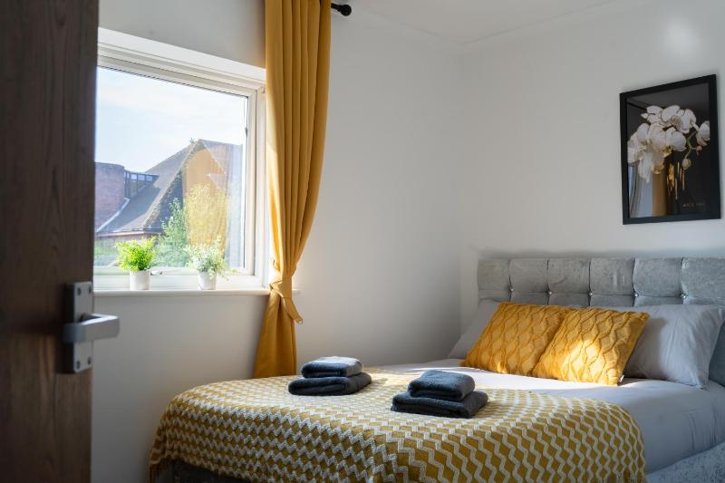 Open Mind Property - 4 Beds 2 Bathrooms & Parking - image 3