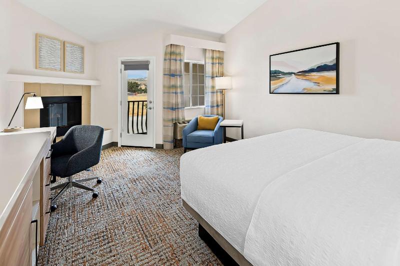 King Room with Balcony image 3