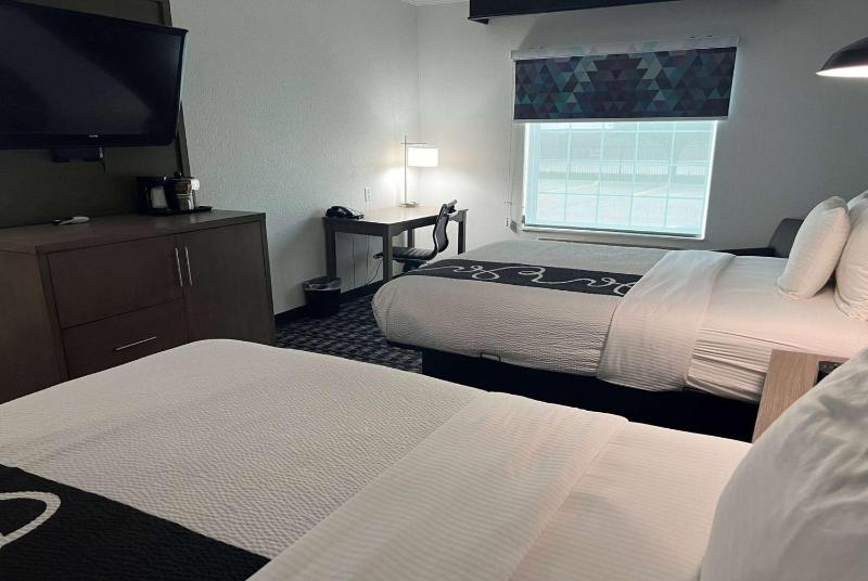 Deluxe Queen Room with Two Queen Beds image 4