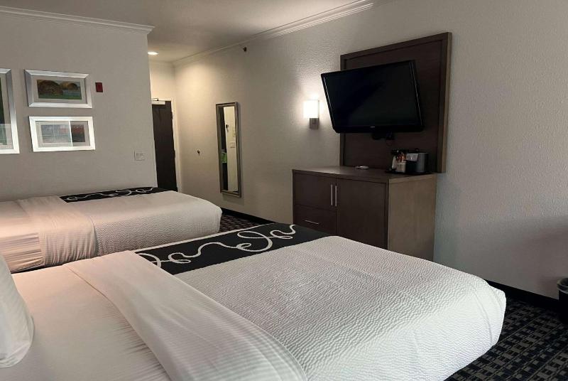 Deluxe Queen Room with Two Queen Beds image 2