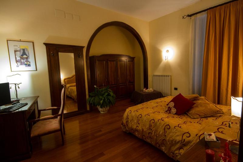 Queen Room with Shared Bathroom image 4