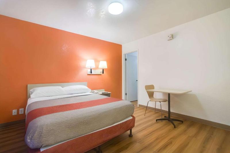 Queen Room - Non Smoking image 3