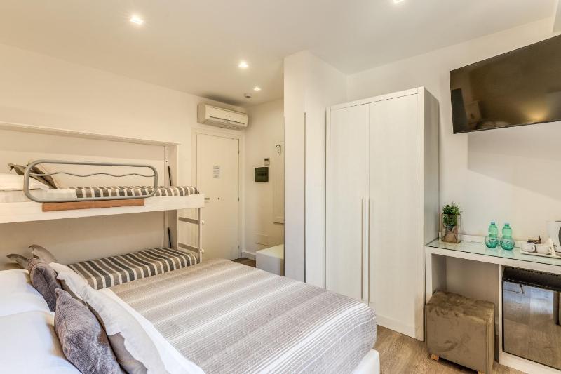 Quadruple Room image 3