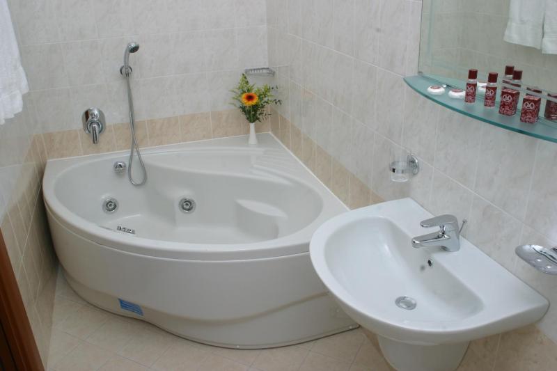 King Room with Spa Bath image 2