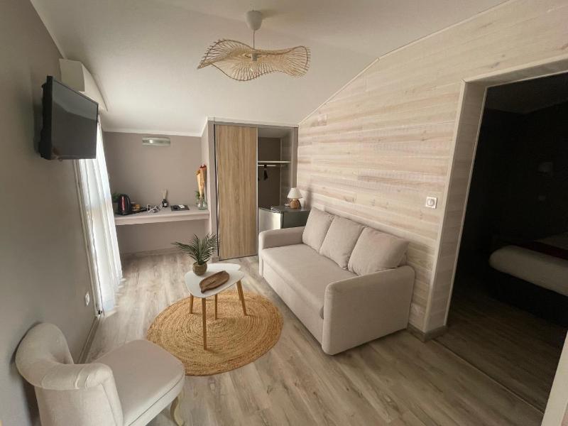 Suite with Hot Tub image 3