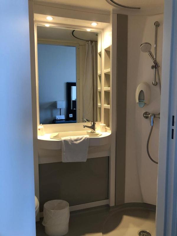 Twin Room image 4
