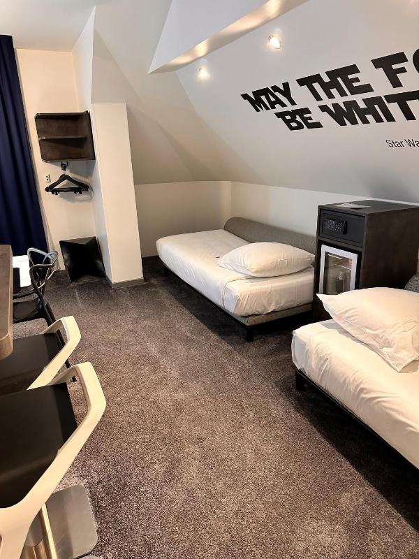 1 Double Bed  2 Single Beds image 4