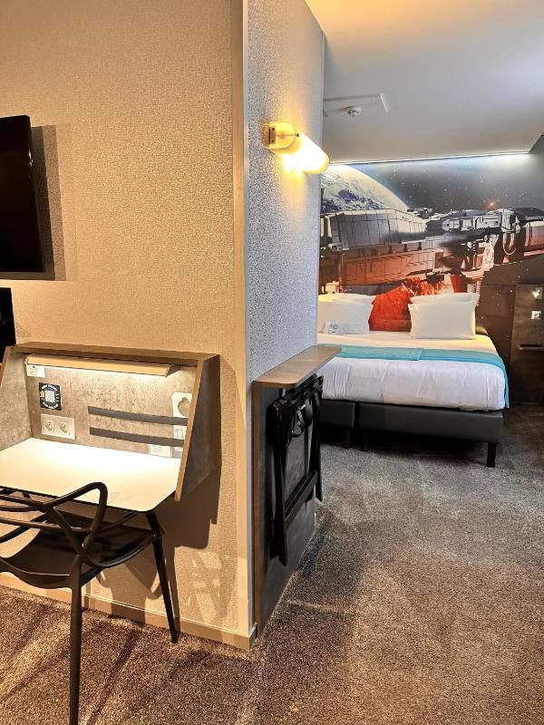 1 Double Bed  2 Single Beds image 3