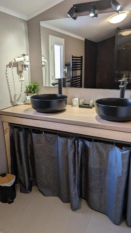 Suite with Hot Tub image 1