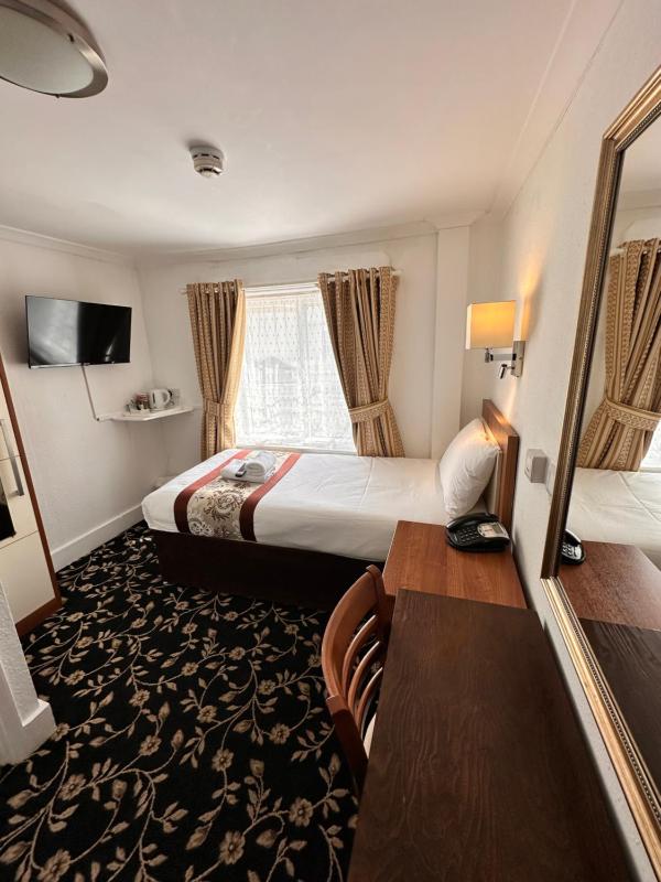Single Room with Private Bathroom image 1