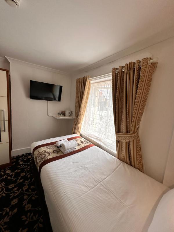 Single Room with Private Bathroom image 4
