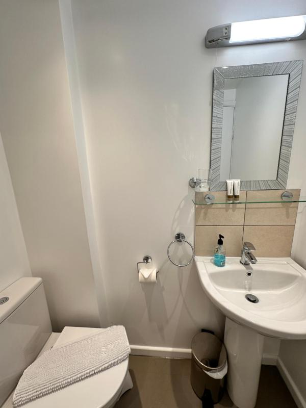 Single Room with Private Bathroom image 3