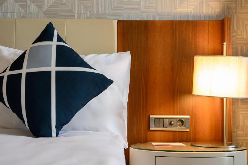 Standard Queen Room with City View image 3