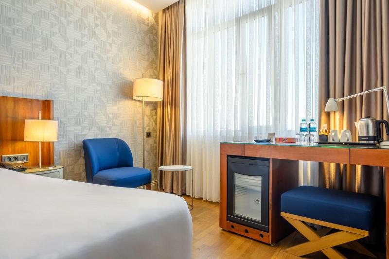 Standard Queen Room with City View image 4