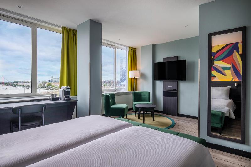 Superior Double Room with River View image 4
