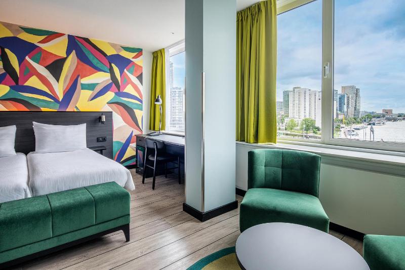 Superior Double Room with River View image 3