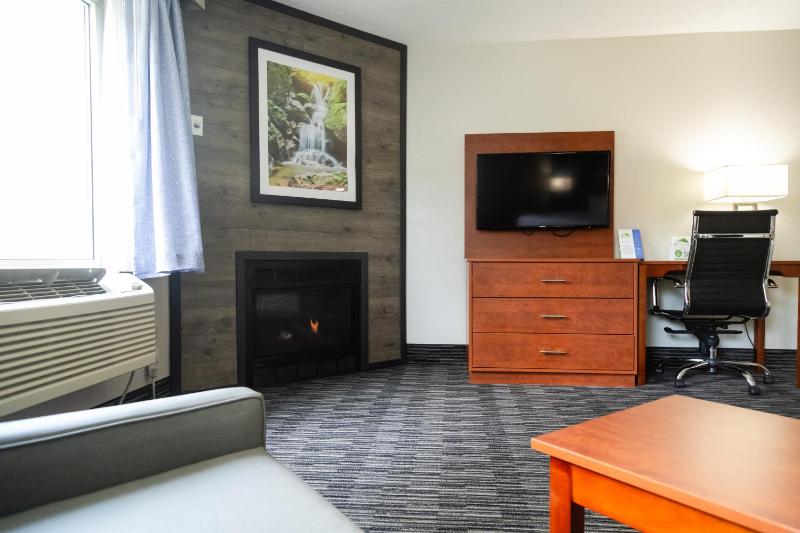 King Room w/ Soaking Tub, Sofa Bed w/ fire place & private balcony image 4