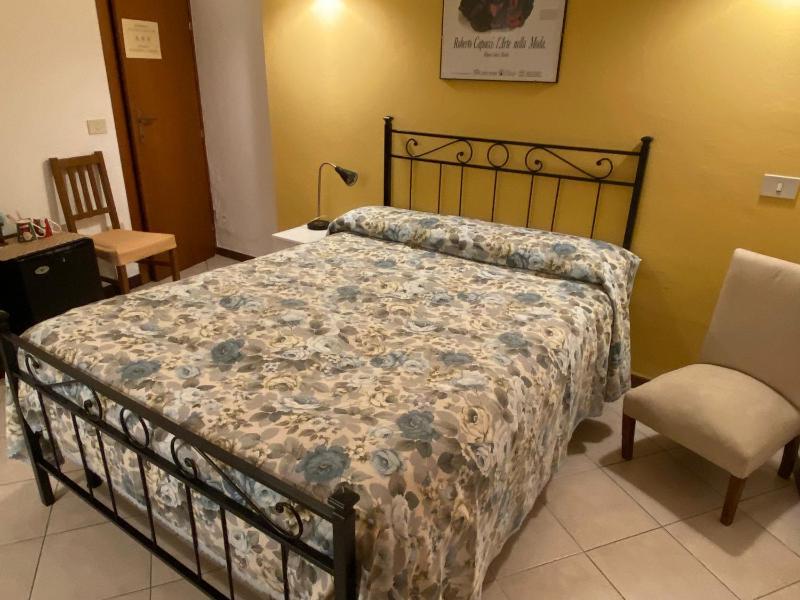 Small Double Room image 3