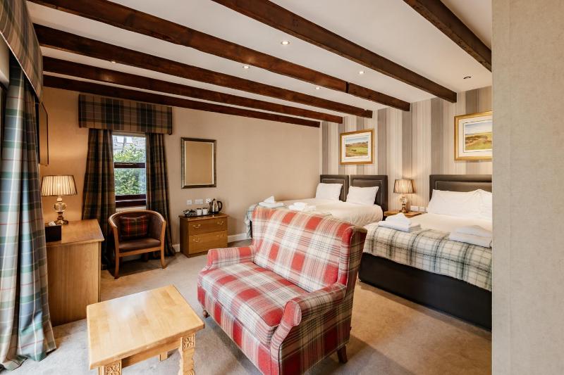 Deluxe Quadruple Room image 3