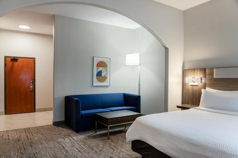 One Bedroom King Suite with Sofa Bed - Non-Smoking image 2