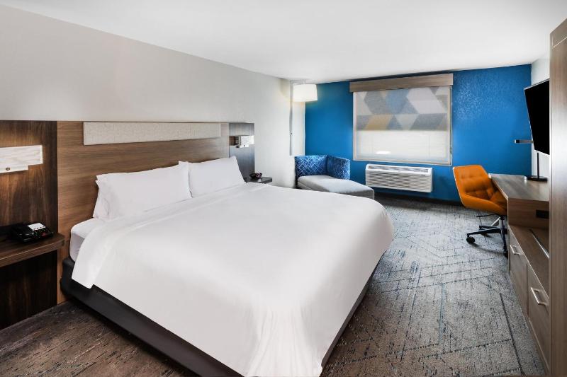 Standard King Room image 2