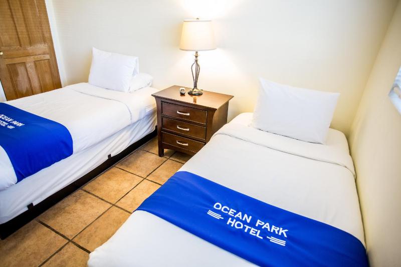 Twin Room with Shared Bathroom image 2