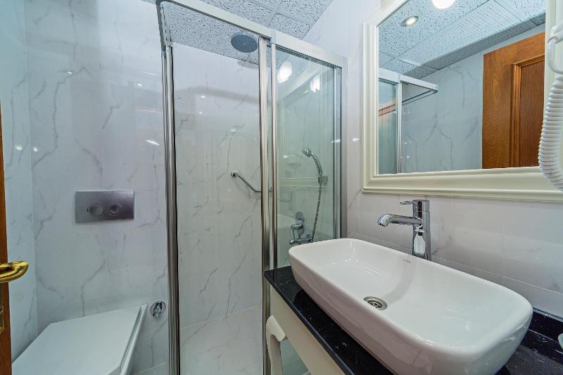 Economy Twin Room image 3