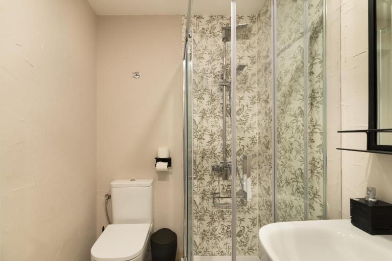 Superior Double Room with Extra Bed image 1