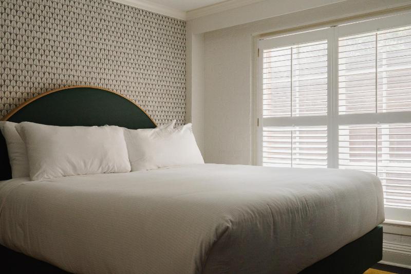 Standard King Room image 4