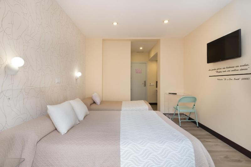 Superior Double Room with Extra Bed image 3