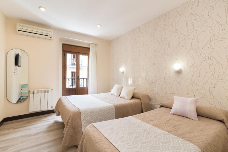 Superior Double Room with Extra Bed image 2