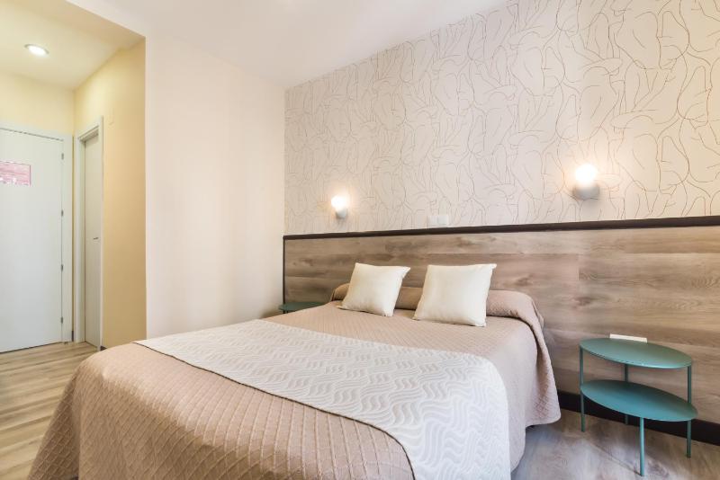 Double Room with Balcony image 2