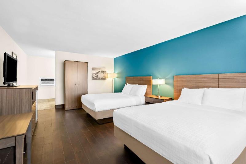 Queen Room with Two Queen Beds - Pet Friendly/Non-Smoking image 4