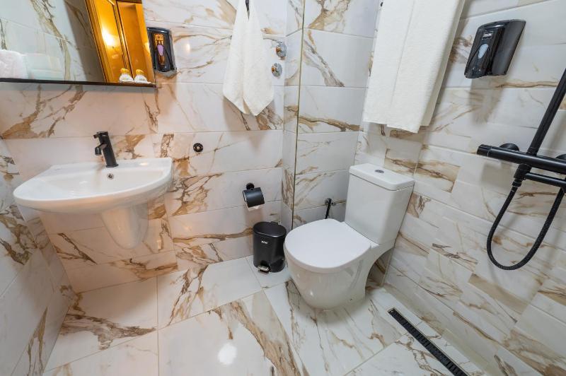 Double or Twin Room image 3